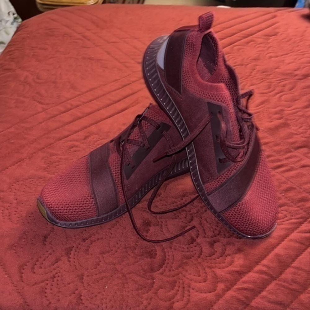 Under armour snickers color burgundy and brown size 8 1/2 really nice sneakers